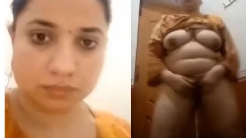 Bhabhi shaking hip during fingering on live cam